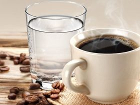 دلایل خوردن آب بعد از قهوه چیست؟