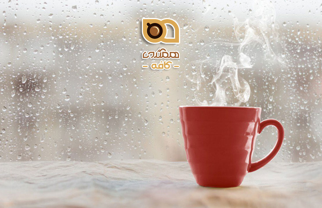نوشیدن قهوه در یک روز بارانی، تجربه‌ای دلنشین از آرامش و لذت